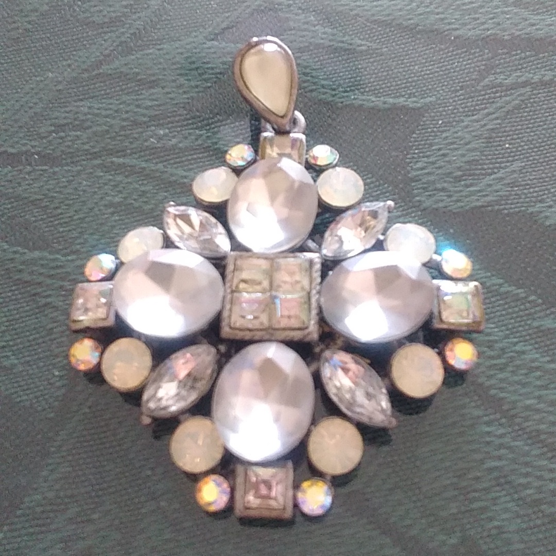White Clear Stones Diamonds Pendant